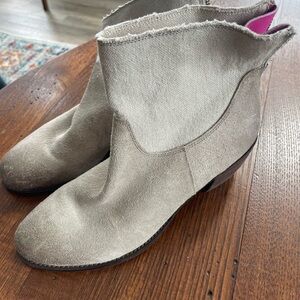 Nicole Gray Ankle Boots Sleek Suede Design